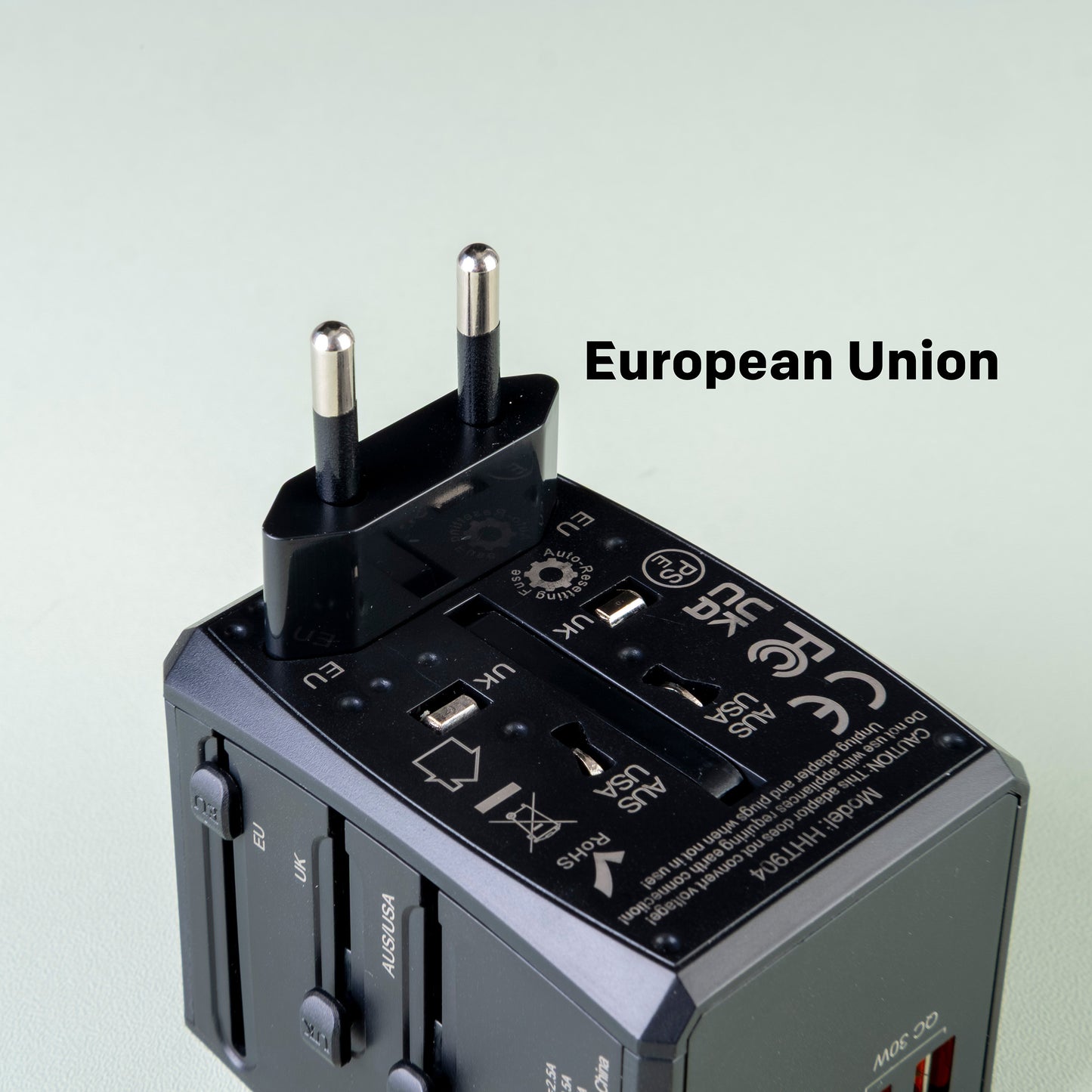 ユニバーサルトラベルアダプター（プラグ付き）