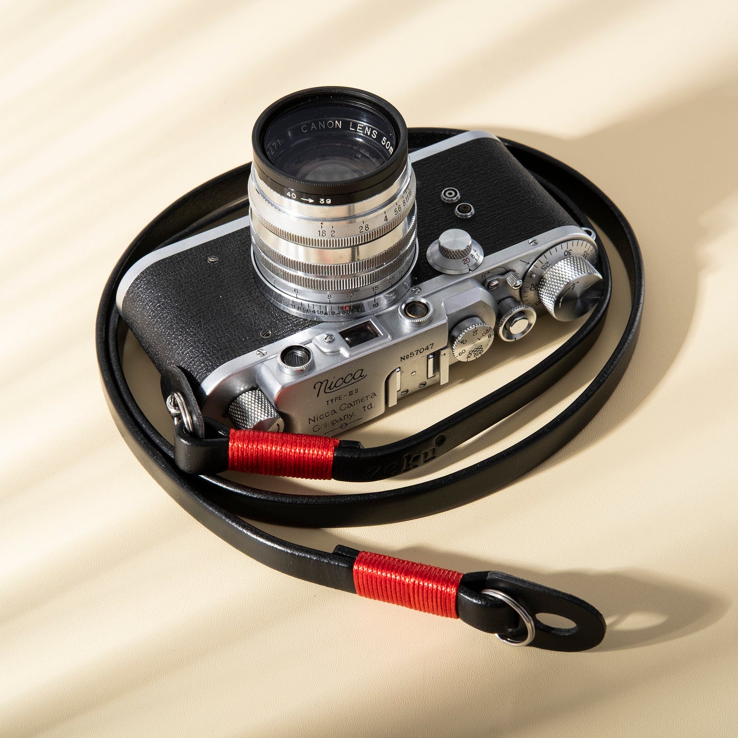 Schwarzer Kameragurt aus unbehandeltem Vintage-Rindsleder